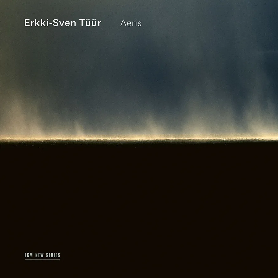 Erkki-Sven Tüür — Aeris, ECM New Series — horizon dramatique entre ciel sombre et ligne de lumière