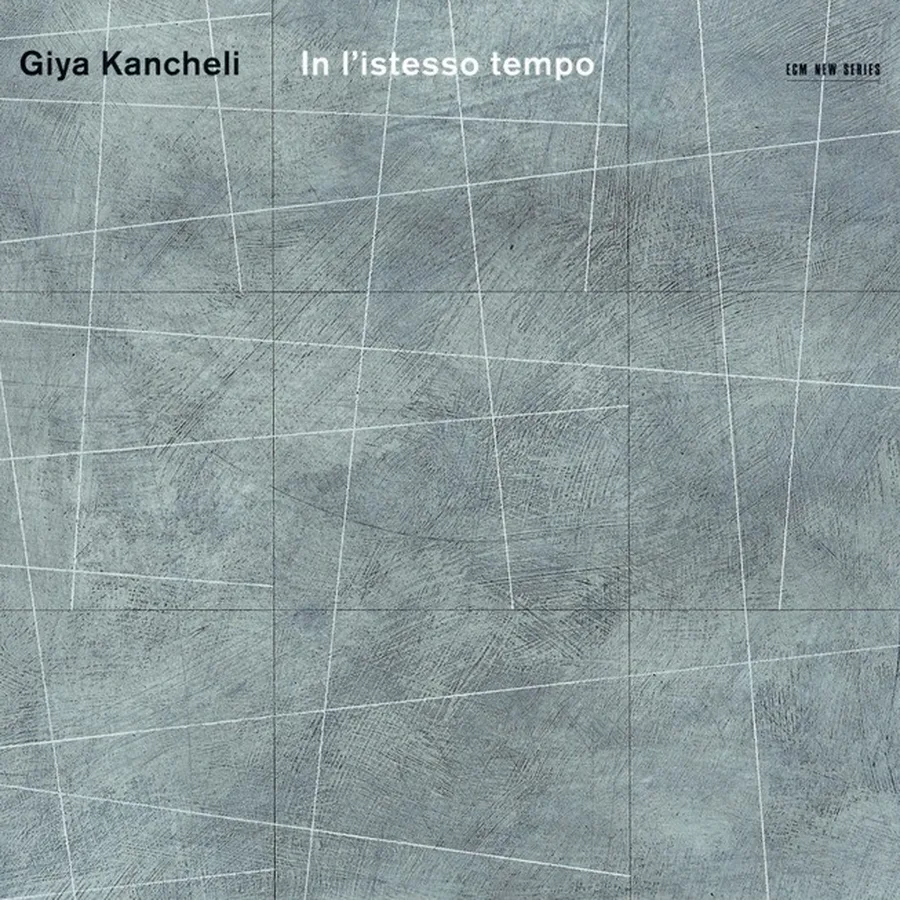 Giya Kancheli — In l'istesso tempo, ECM New Series — surface texturée grise, béton ou marbre strié de lignes fines