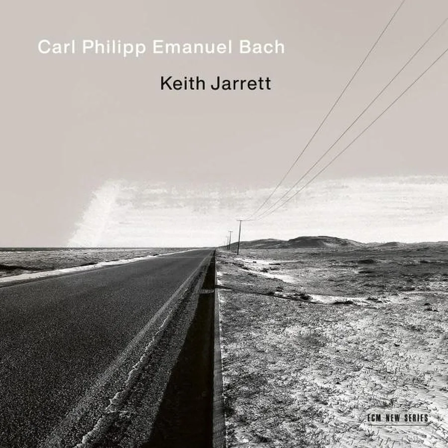 Keith Jarrett — Sonates de Württemberg de C.P.E. Bach, ECM New Series — route droite traversant un désert américain, photographie noir et blanc