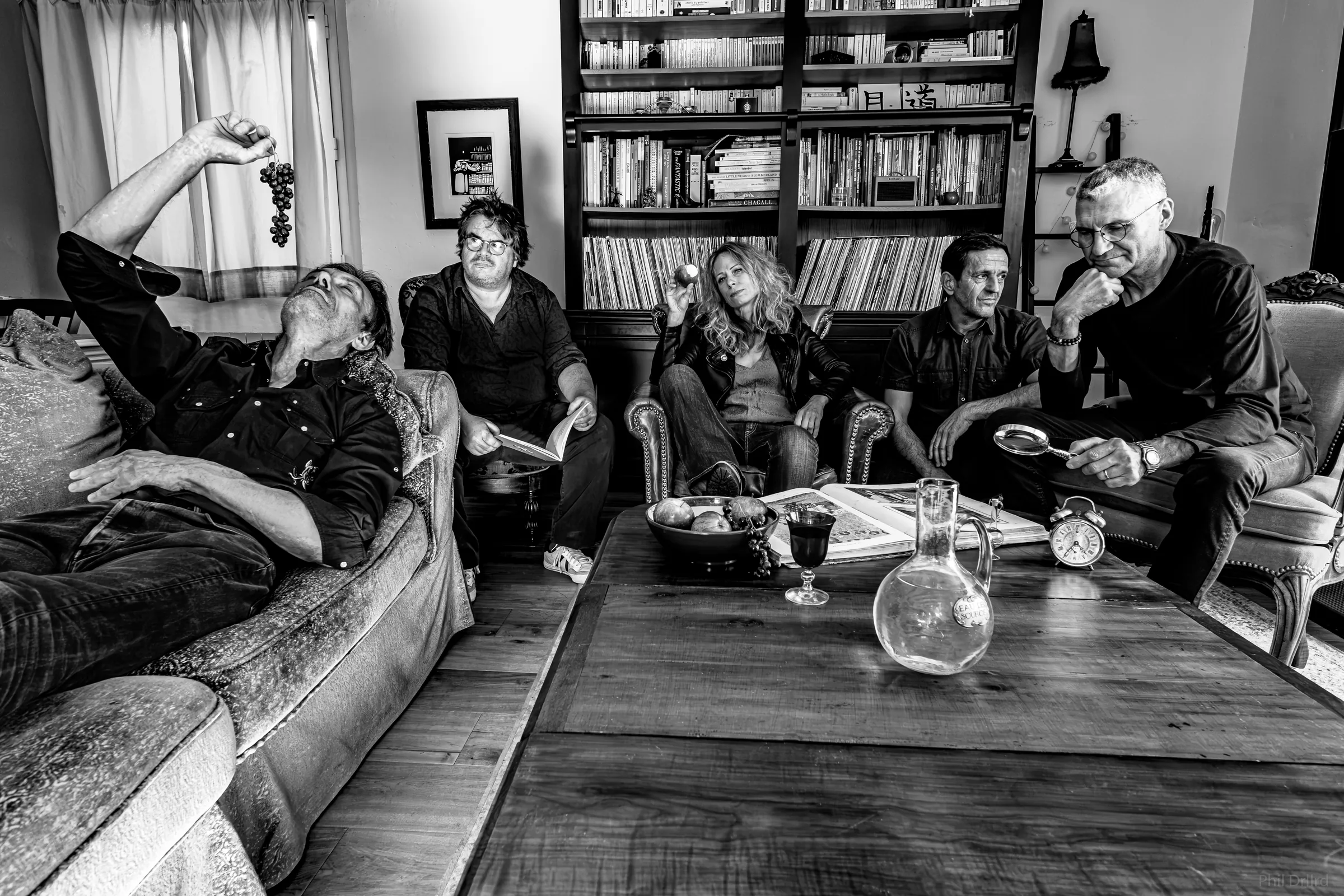Les membres de X-Statics dans un salon, photographie noir et blanc de Philippe Dreillard